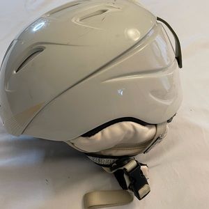 Smith ski/snowboard helmet kids size medium, cream color